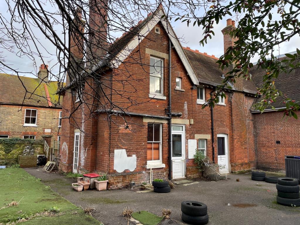 Lot: 113 - FORMER NURSERY WITH POTENTIAL FOR CONVERSION TO RESIDENTIAL - Rear of Building